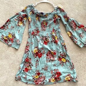 Ruched bodice dress with off the shoulder sleeves and flowing sleeves. Size: S